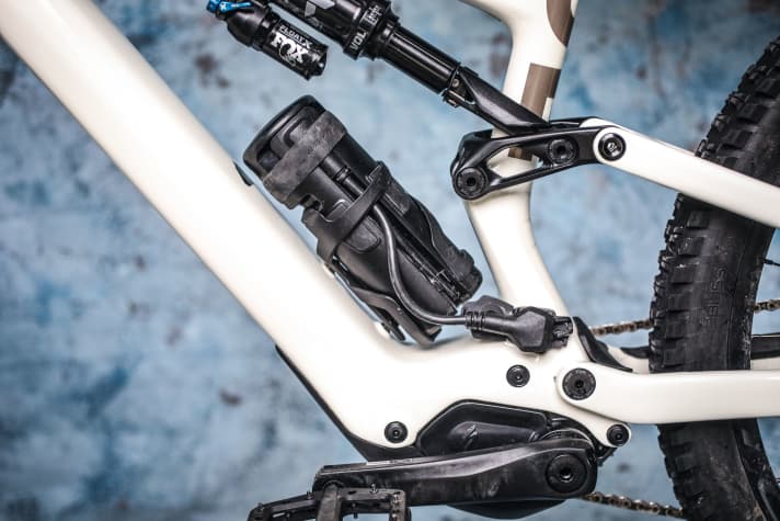 There is an optional range extender with 160 watt hours for the Levo SL. Although an additional battery is also said to be in development for the Fazua system, official information and a release date are not yet available.