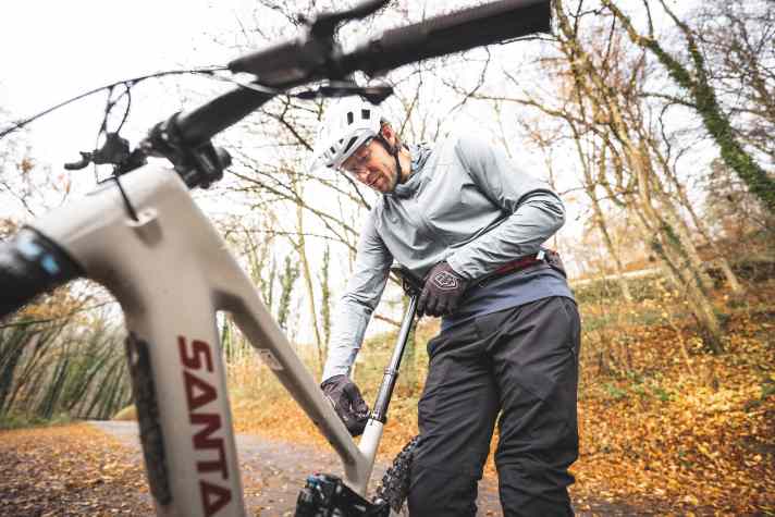 The seat tube of the Santa Cruz Vala is noticeably short. Despite the dropper post with 210 millimetres of travel, our tallest testers need a lot of extension.