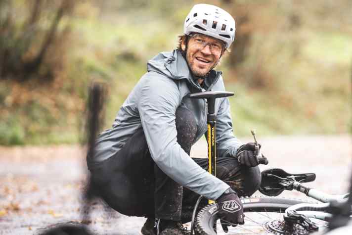 Has a good laugh: BIKE editor Florentin Vesenbeckh during the practical test. Topic: The most exciting high-end E-MTBs in the all-mountain class.
