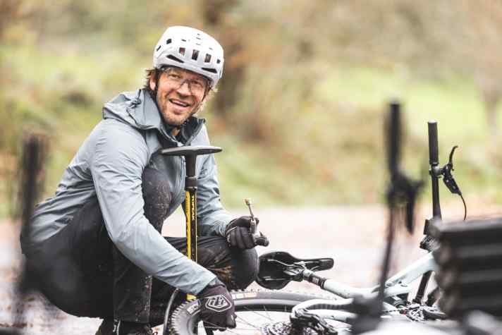 Florentin Vesenbeckh ist stellvertretender Chefredakteur beim BIKE Magazin. Für Tests, Foto- und Videoproduktionen ist er das ganze Jahr über viel auf den Trails unterwegs und bekommt das ein oder andere spannende Produkt in die Finger.