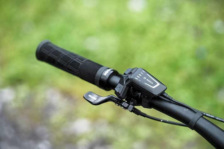 By way of comparison, the wired LED remote will continue to be available on e-bikes with Bosch Performance Line motors alongside the Mini Remote and System Controller.