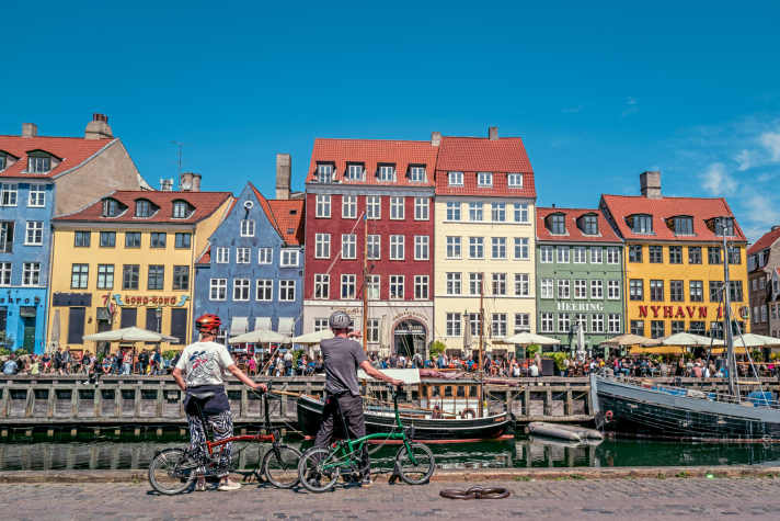 In Nyhavn laden zahllose Cafés und Restaurants auf der Hafenpromenade zum Verweilen ein.