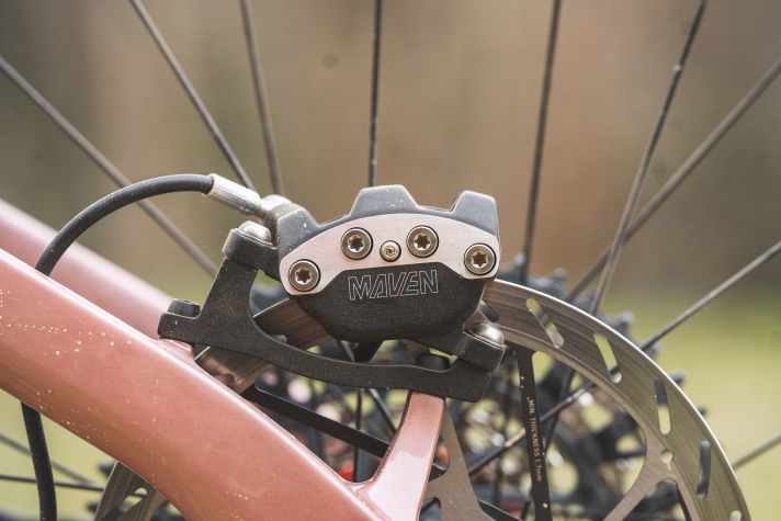 Die kräftige Maven von Sram wirft bergab zuverlässig den Anker.