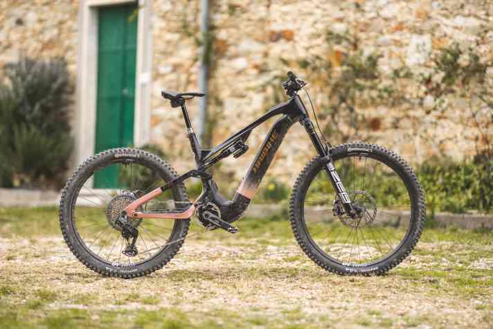 Haibike Hybe CF 11: Bosch CX // 800 Wh // 170/160 mm // 29/27,5 Zoll (Mullet) // 23,1 kg // 10.000 Euro.