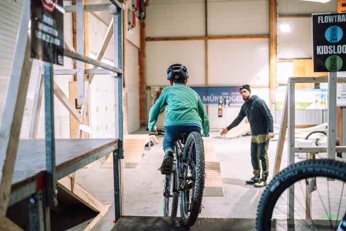 Erfahrbar offers young and old bikers short-term educational events in an indoor bike park.