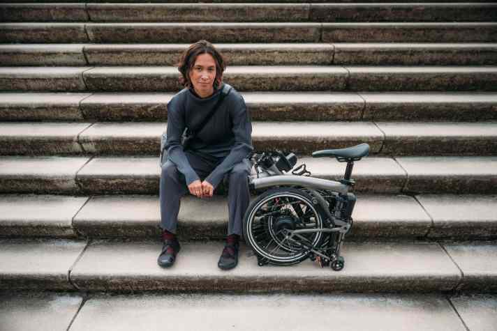 Die kompakten Abmessungen ermöglichen den Transport in öffentlichen Verkehrsmitteln, im Kofferraum oder bei Bedarf im Taxi.