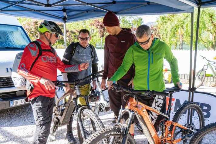Drei Tage war das EMTB-Team mit den Teilnehmern des EMTB-Camps auf den Trails in Kaltern unterwegs. Das Interesse an  den Test-Bikes war groß, und es wurde viel gefachsimpelt. Eines der Themen: das Gewicht der Bikes. Die 27,6 Kilo des KTM machen sich nicht nur bei Hürden auf dem Weg bemerkbar. Schade, denn die  Geometrie des Macina Kapoho lädt durchaus zum Spielen ein.