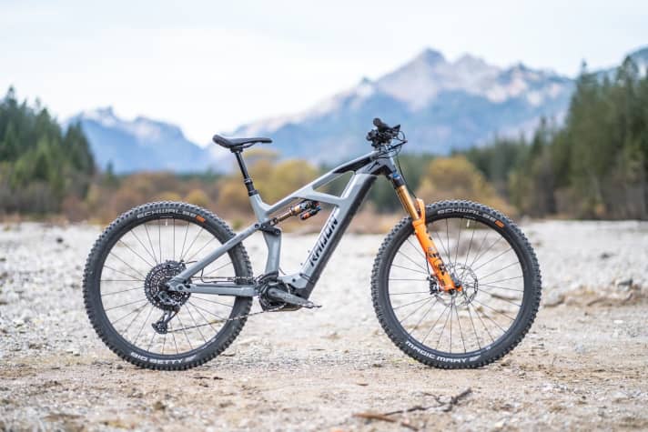 For comparison, the Radon Render 10.0 with carbon frame. The characteristic strut between the top tube and down tube is used to mount the shock. This detail is omitted on the aluminium model.