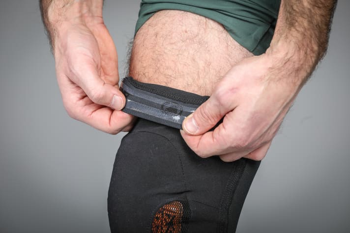 Although Endura applies a thick double silicone band, the protector does not hold optimally during the ride