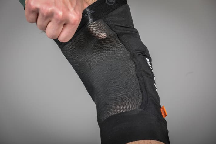 Super luftig, aber nicht immer maximal bequem. Das dünne Mesh kann in der Kniekehle Falten werfen