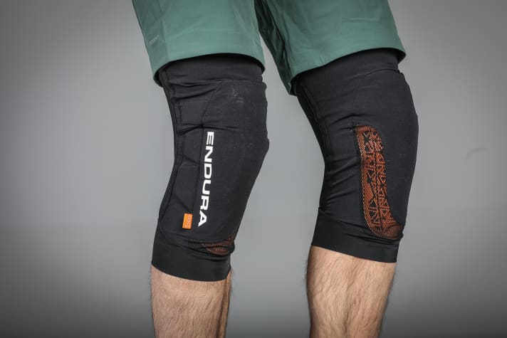 If you want to carry as little weight as possible, you should take a closer look at the Endura. It weighs well under 300 grams