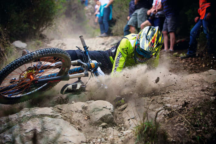 Can MIPS and co. reduce the risk of concussion in the event of a fall? Our test provides a clear answer.