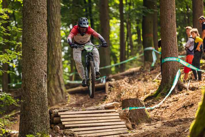 Brake on! Dangerous passages can be practised in advance, others must be ridden on sight. Just as the actual enduro concept prescribes.