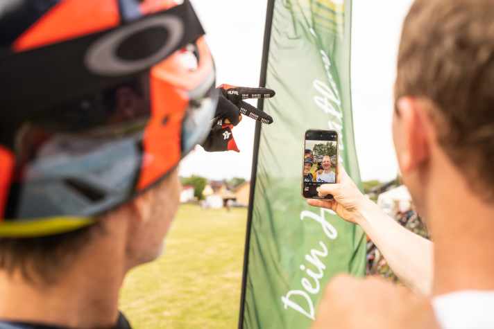Im Ziel: Dimi und Flori. Selfie fürs Fotoalbum. Flori war 1 Min. 23 Sekunden schneller. Das schreit nach einer Revanche in Rabenberg.