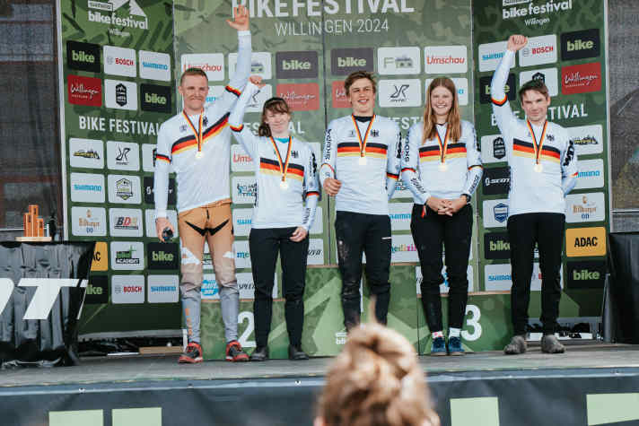Die Siegerehrung nach dem Rennen - strahlende Gesichter sind gut zu erkennen.