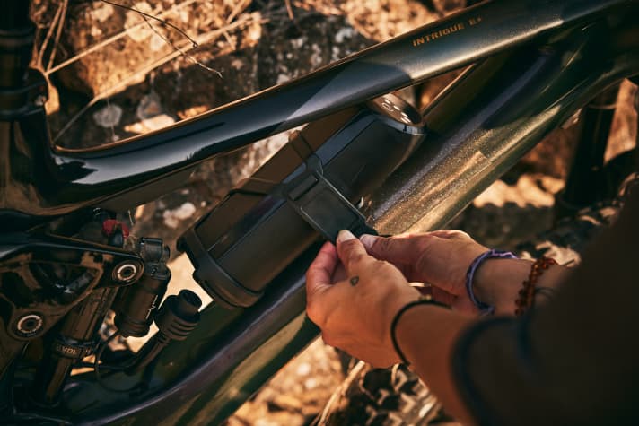 If 400 watt hours in the Giant Trance E+ Elite is not enough for you, you can fit a further 200 watt hours in a special bottle cage using a range extender. The range extender will arrive in shops at the end of April and will cost 599.90 euros. Unfortunately, the additional battery including the cables and the special bottle cage adds 1.8 kilos to the weight.