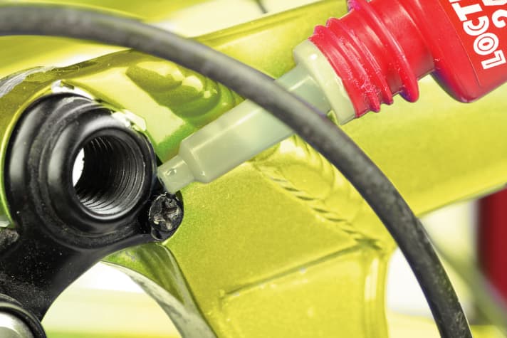 It is best to glue the locking screw so that there is no cracking from here. 