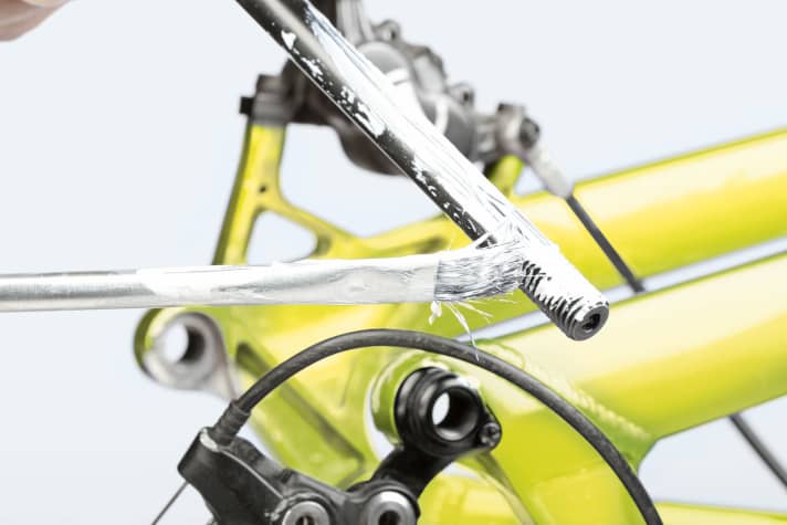 The thru axle should be generously lubricated - but also sufficiently tightened so that it does not creak in the frame 