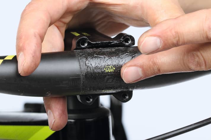 Apply carbon assembly paste between the handlebars and stem cover. The screws can be coated with assembly grease. 