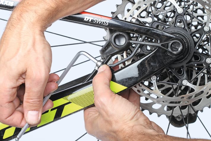 Gegen Schleifen an der Bremse hilft ein Neuausrichten der Bremssattels. 