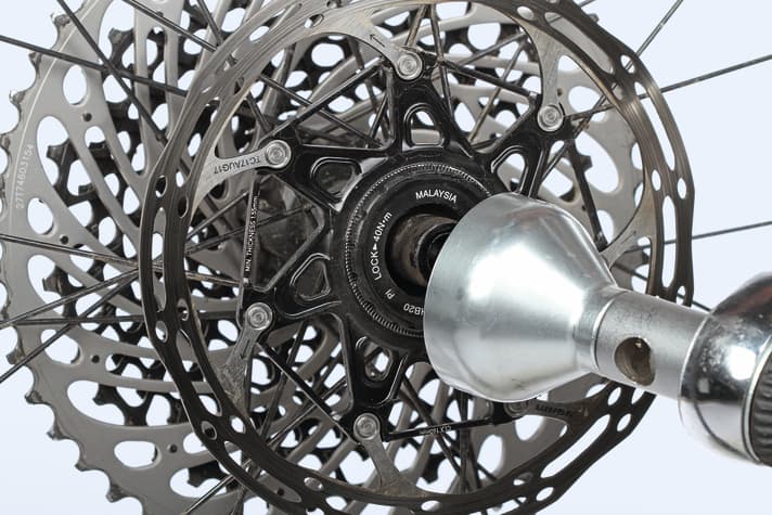 Bremsscheibe mit dem korrekten Drehmoment anzuziehen, hilft gegen störende Geräusche am Bike 