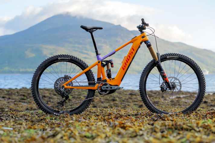 E-Riot CF Full Party: Für 9000 Euro bekommt man das funktionale Top-Modell mit Fox Factory Fahrwerk. In Serie mit der neuen S-1000 statt der GX Transmission Schaltgruppe.