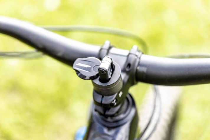 Turn the flap to the side and the mini-tool with the six most important tools is pushed out by a spring. Unfortunately not on board: a chain riveter.