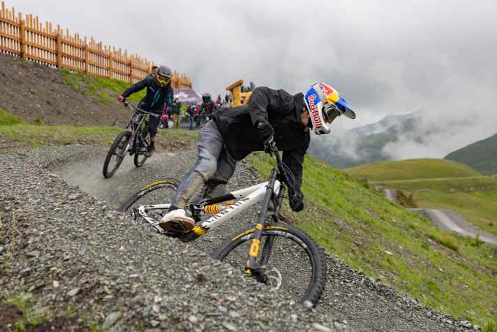 Das mit der wolkenverhangenen Aussicht am Eröffnungstag interessierte die Kids nicht. Wichtig war nur: dranbleiben, an Youtube-Superstar Fabio Wibmer.