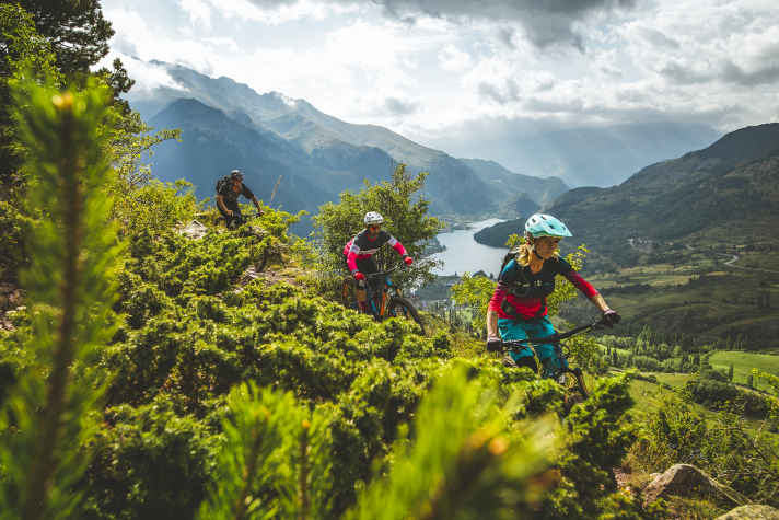 Im Hauptkamm der Pyrenäen gibt’s zu vielen Tiefenmetern auch noch satte Aussicht dazu.
