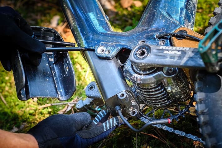 The special battery removal on the Haibike Lyke SE. The closed down tube is designed to save weight. However, the plug connections from the battery to the motor are not designed for constant plugging and unplugging.