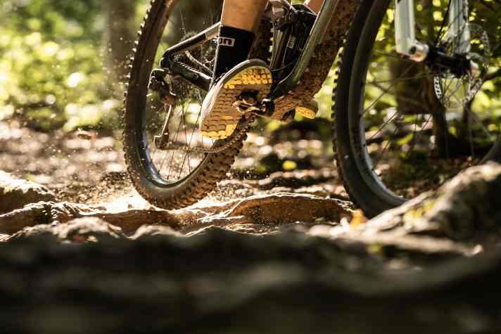 The E-Thirteen Sidekick hub completely eliminates pedal kickback during compression. The rear suspension can compress unhindered, while the rider receives fewer impacts from the crank.