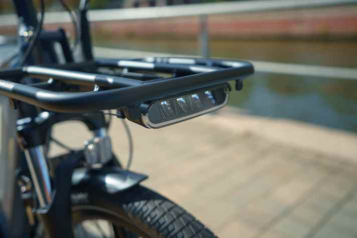 The 60-lux front headlamp with a wide beam angle is designed to provide sufficient light without dazzling oncoming road users.