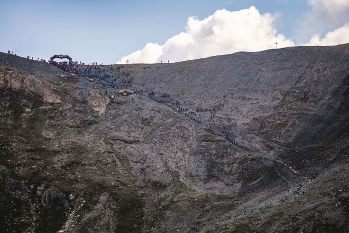 Die Gewaltigkeit der Herausforderung lässt Haare nicht nur vor Anstrengung zu Berge stehen - hier bei der berüchtigten Schiebepassage des Grand Raid Cristalp.