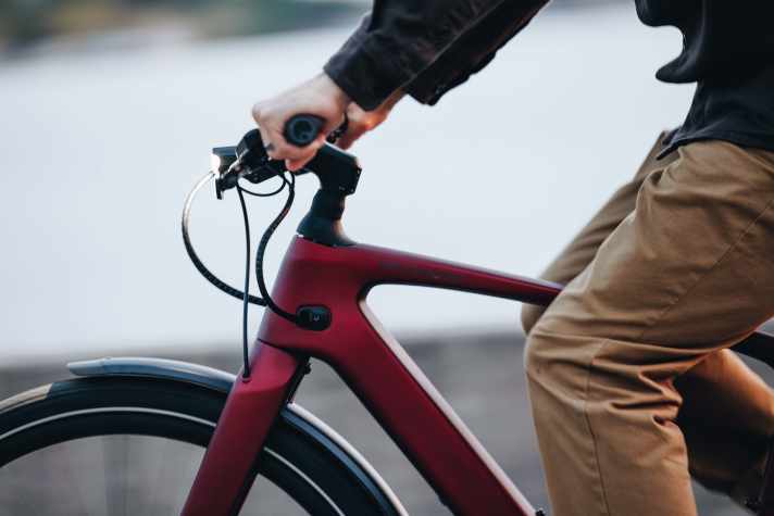 In addition to the carbon versions, the Specialized Vado SL 2.0 is now also available with a more affordable aluminium frame.