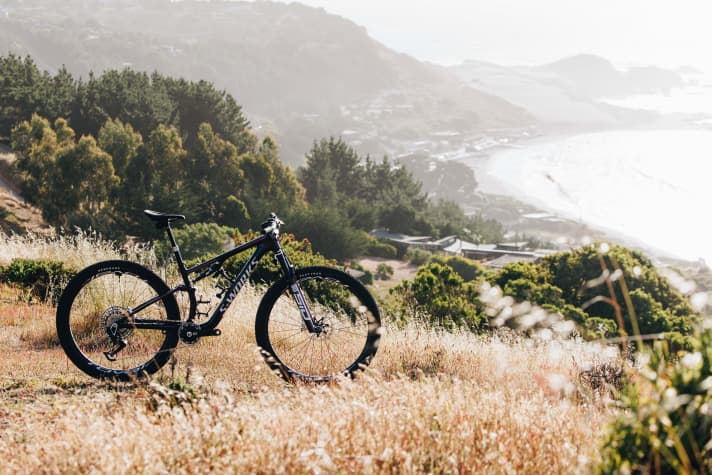 Specialized weiß, wie man Traumbikes präsentiert und zeigte das S-Works Epic erstmals an der malerischen Küste von Chile.