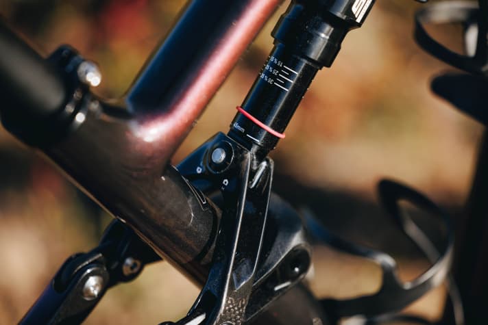 Am Fact 12M-Carbonrahmen des Specialized S-Works Epic 8 spart leichter Kohlenstoff in der Konstruktion der Dämpferverlängerung rund 24 Gramm.