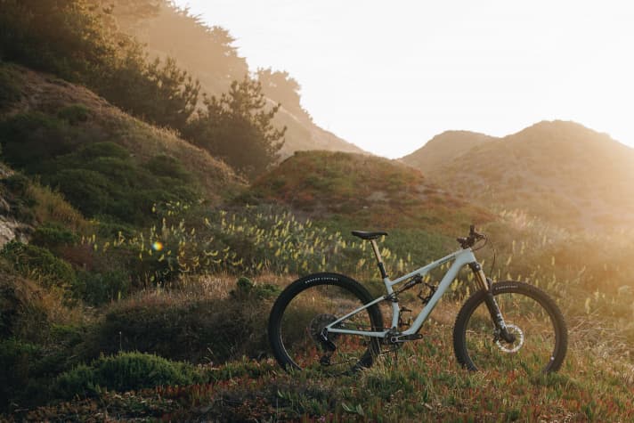 Dank gleichem Carbon-Chassis und mehr Federwegs-Reserven soll das neue Specialized Epic Evo das Downcountry- und Trailbike für alle Fälle sein.