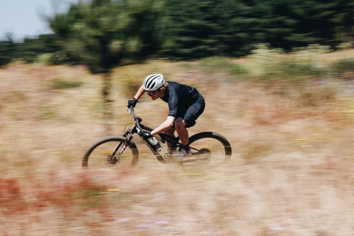 Downhill, the changes to the new Specialized Epic 8 are not without consequences. The bike is at full throttle - both uphill and downhill.