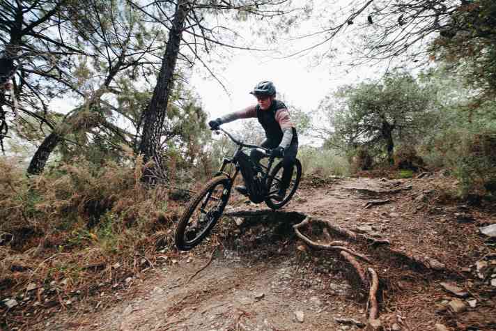 Abwechslungsreiches Gelände: wellige Singletrails mit knackigen Zwischenanstiegen und gemäßigten Abfahrten. Genau für diese Art von Terrain ist das Levo R wie geschaffen. Aber keine Sorge: Wer es gerne auch mal krachen lässt und bergab den einen oder anderen Sprung mitnehmen möchte, kann das getrost tun – das Levo R macht’s mit!