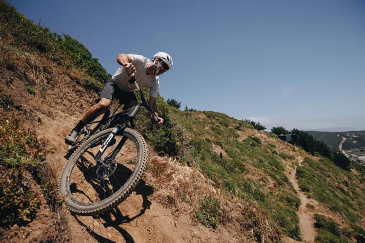 Rockshox-Mann Chris Mandell auf seinem Specialized Epic Testbike. Das neue Racebike entstand in enger Zusammenarbeit der beiden Marken.