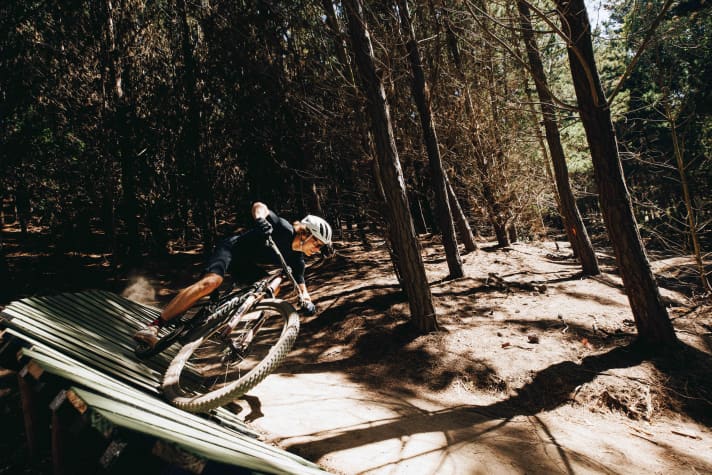 Für das Racebike Specialized Epic heißt es 2024: Kraft in der Abfahrt sparen, um bergauf anzugreifen.