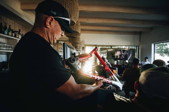 Zum Testen der Geometrie des neuen Epic baute Specialized zunächst bestehende Rahmen um.