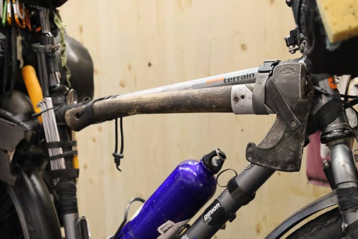 Hartmut Köbler always has an axe for making wood with him when he is travelling.