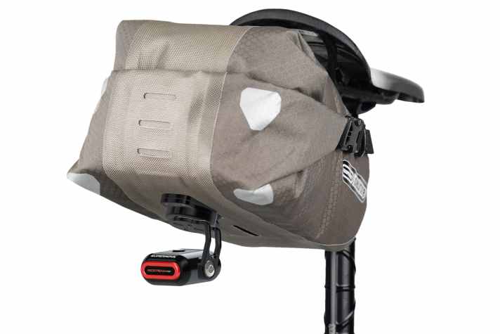 Gold für rot: Darüber freut sich die Eurobike-Jury und die Bikepacking-Szene. Ein neues Akku-Rücklicht von Supernova.