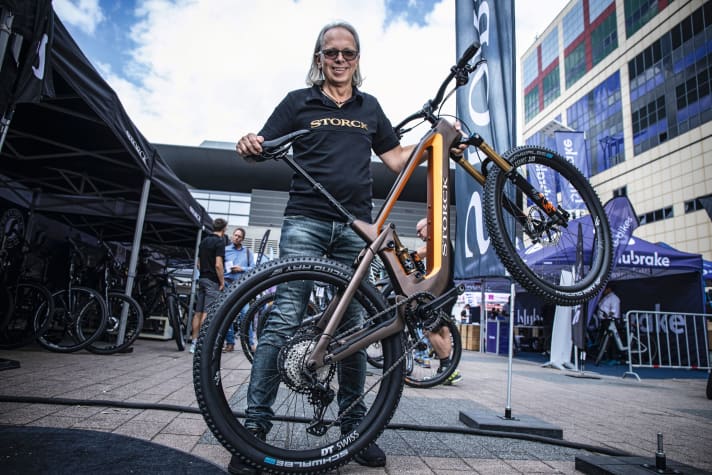 Markus Storck präsentiert das E:drenalin.2 SL auf der Eurobike 2022. 150 Millimeter // 29 Zoll // ab 8000 Euro.