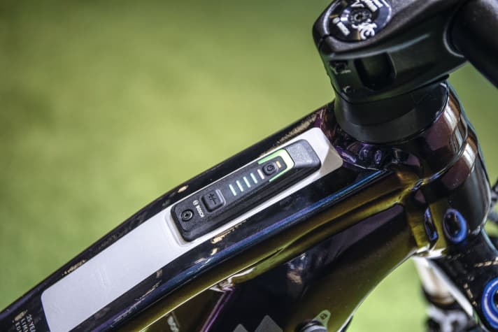 This LED panel of the Bosch Smart System, which is embedded in the top tube, is called the System Controller. Five LEDs for the battery status, one for the support levels of the e-bike motor.