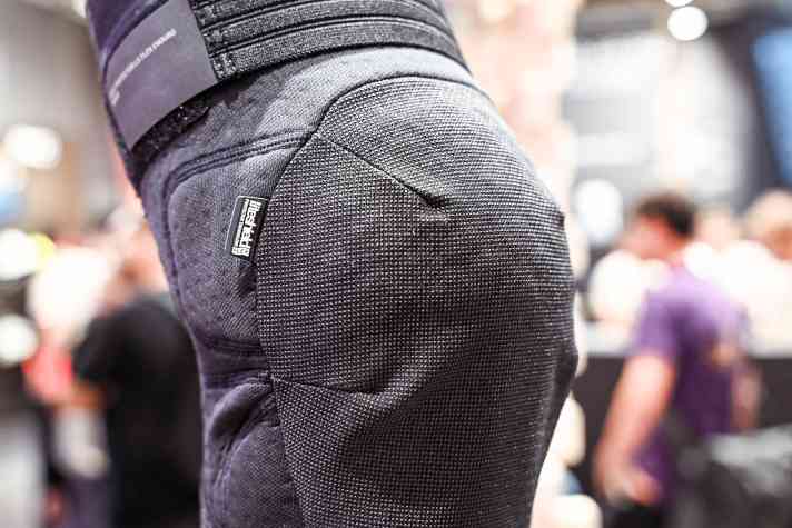 Robustes Material über dem Knie soll den Schoner bei Stürzen haltbar machen