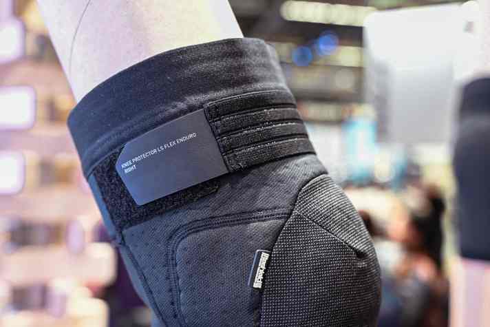 The LS Flex Enduro has a wide Velcro strap on the thigh for optimum support