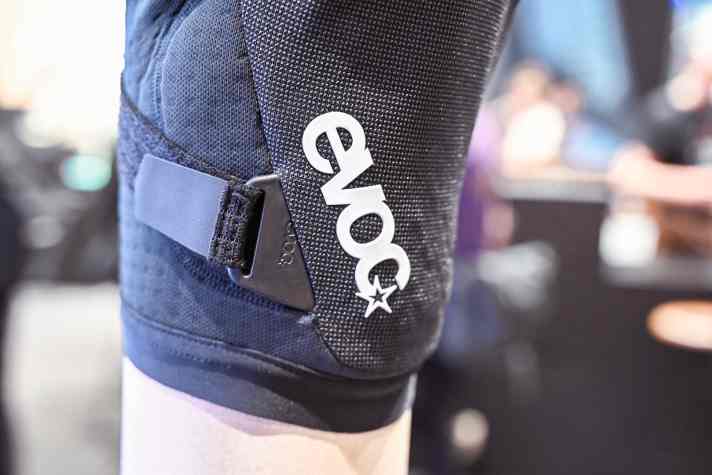 The chain above the calf is directly connected to the protector plate, which has never been seen before