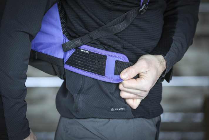 The stretchy hip wings are less pronounced than on other Evoc rucksacks and do not have any pockets.